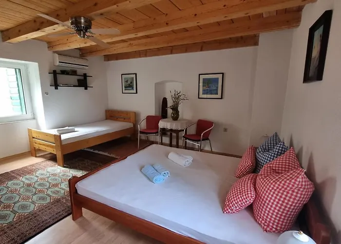 Stonehouse On The Hill